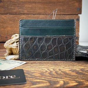Tarjetero de piel exótica en color cocodrilo oliva y verde azulado. Un regalo único, hecho a mano, para él. Opción personalizada.
