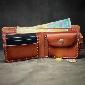 Cartera plegable de cuero para hombre, color coñac, cierre de botón encerado a mano, opción de grabado personalizado.