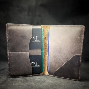 Portapasaporte universal de cuero marrón oscuro, billetera de viaje, regalo para él o ella, personalizado, delgado y elegante
