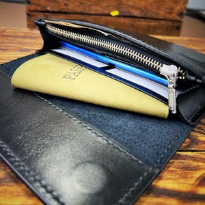Cartera de mano de piel negra: monedero unisex grande hecho a mano con bolsillo con cremallera, ranuras para tarjetas y opción de texto personalizado.