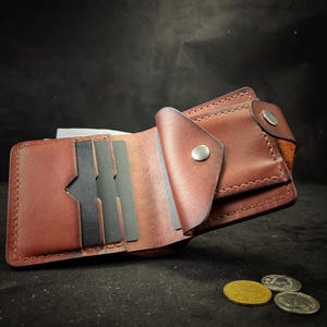 Cartera de cuero plegable para hombre / Marrón coñac / Encerada a mano / Cierre de botón / Grabado personalizado. Regalo para él.