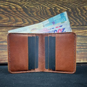 Cartera plegable para hombre hecha a mano, piel curtida vegetal de primera calidad, cosida a mano, color coñac, textura natural, suave y fina