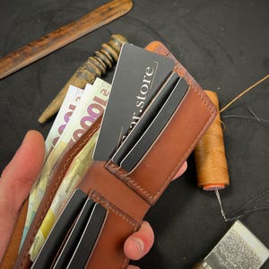 Cartera clásica plegable para hombre de piel auténtica color marrón coñac, 6 ranuras para tarjetas, 2 compartimentos para billetes, diseño fino, regalo personalizado, hecha a mano para hombre.