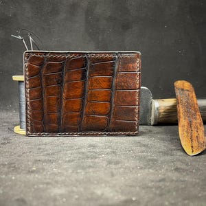 Cognac Krokodilleder-Kartenhalter mit benutzerdefinierten Initialen | Handgefertigtes Exotisches Portemonnaie | Einzigartiges Geschenk für Männer | Eine von einer Art Schlanke Leder Geldbörse