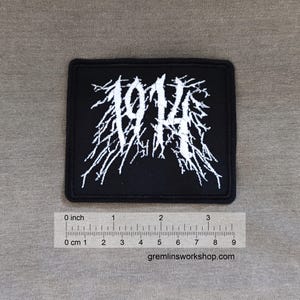 Könnte beinhalten: Schwarzer gestickter Patch mit dem weißen Text "1914" in einer stilisierten Schrift.