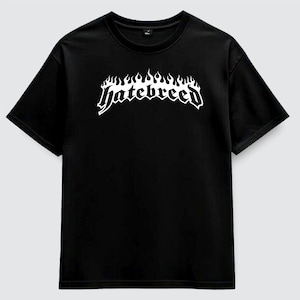 Könnte beinhalten: Schwarzes T-Shirt mit dem weißen Schriftzug "Hatebreed" in einem Flammendesign. Das Shirt hat kurze Ärmel und einen Rundhalsausschnitt.