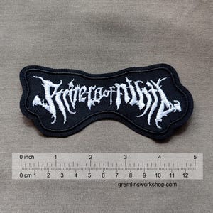 Könnte beinhalten: Schwarzer gestickter Aufnäher mit dem weißen Text "Princes of the Night".