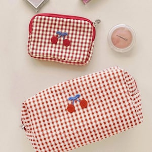Conjunto de necessaires bordadas com cerejas em estilo vintage, organizadores acolchoados em algodão xadrez vermelho, nécessaire de maquiagem com estética coquette.