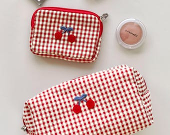 Set med påsar i japansk vintagestil med körsbärsbroderi, röda vadderade bomullsväskor, kokett estetisk sminkväska