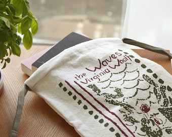 Bokpåse i bomull med salviagröna dragsnören, inspirerad av första upplagans omslag till Virginia Woolfs "The Waves", feministisk gåva