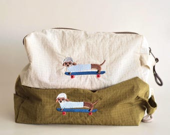 Neceser bordado con diseño de perro salchicha, bolsa impermeable con estampado de perro patinador Teckel, bolsa de aseo ligera
