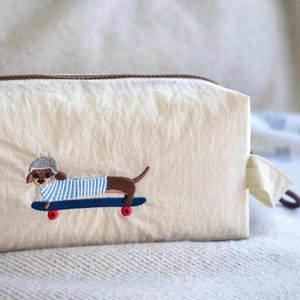 Original Design gestickte Skateboard Dachshund Kulturtasche - Beige wasserdichte Kosmetiktasche