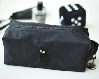 Cool broderad helsvart katt necessär, resepåse, necessär i ripstop nylon