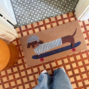 Unique Dog DoorMat - Indoor & Outdoor, Skateboarding Dachshund Door Mat, Teckel Washable Doormat,  Dachshund Dad gift, Housewarming Gift