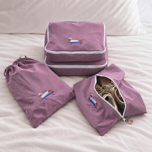 Set mit lila bestickten Packwürfeln mit Hundemotiv, 4er-Set Reise-Packwürfel mit Skateboard-Dackelmotiv, Aufbewahrung für Kleidung und Schuhe, Koffer-Organizer