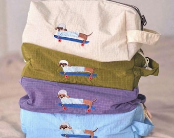 Roomy Dachshund Wash bag, Embroidered Teckel Cosmetics Organizer, Water-Repellent Lightweight Travel  Essential Toiletry Bag, Dog Lover Gift