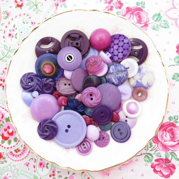 Destash Lot de boutons en plastique violet vintage Assortiment mixte de boutons rétro floraux et filigranes