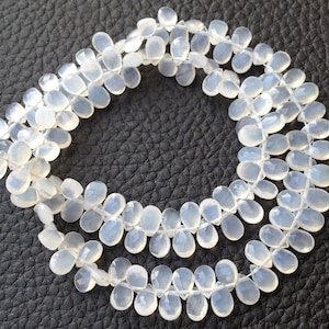 Wit Chalcedoon Faceted Faceted Pear Shaped Briolettes, 6x4mm lange grootte, prachtig object tegen lage prijs