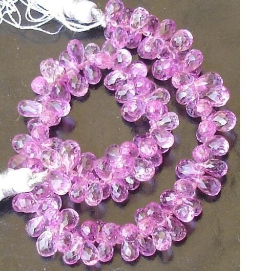 45 pezzi. Mezzo filo di bellissime perle di quarzo corindone microsfaccettate a forma di goccia, color ROSA SCURO, lunghe 6-8 mm.