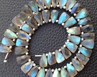 20 pezzi, incredibili briolette a forma di piramide sfaccettata di LABRADORITE BLU FLASHY, lunghe 10 mm, dimensioni calibrate, articolo superbo a basso prezzo