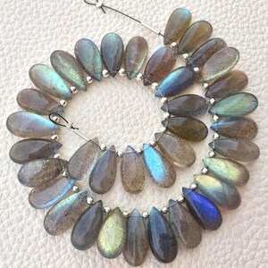 4 matchande par, naturliga blå flashiga labradorit släta päronformade brioletter, storlek 15 x 7 mm. Fantastisk vara till lågt pris