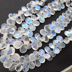 SPECIALE prijs, 9-10mm grootte, beste kwaliteit blauwe flitsende RAINBOW Moonstone glad Pear Shape Briolettes, geweldige prijs punt.