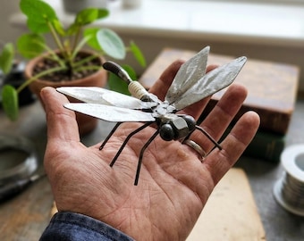 Scultura di libellula in metallo riciclato realizzata a mano, stile steampunk, per giardino.
