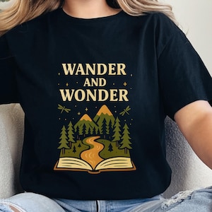 ワンダーアンドワンダーTシャツ アドベンチャーTシャツ 自然愛好家シャツ 旅行愛好家ギフト 本好きアパレル キャンプスタイルシャツ アドベンチャーギフト