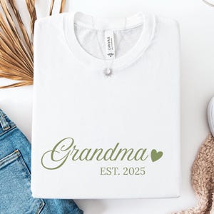 Grandma Shirt, Gift for Grandma, Pregnancy Announcement,Pregnancy Reveal,Cute Grandma Shirt, Grandmother Shirt, Personalized Grandma Shirt