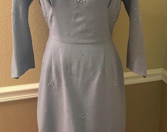 1950er 60er Jahre Hellblaues Wolle-Wiggle-Cocktailkleid-Cowl-Kragen 3/4 Punkt Dolman-Ärmel Strasssteine & Perlenverzierung M Volup