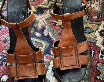 Sandalias de cuña con tira en T de cuero marrón óxido de los años 70 con suela de plataforma de goma, talla 8.5.