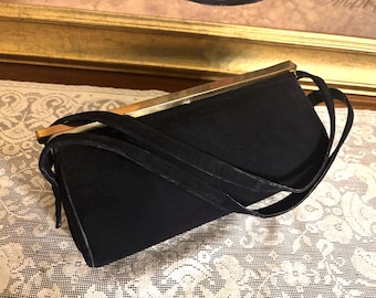 Bolso de mano único de ante azul marino de los años 40 y 50, largo, con cierre de latón y forro de cuero rojo.