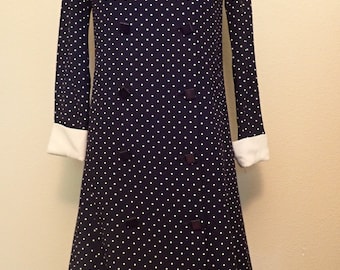 Vestido azul marino de lunares de los años 60: minivestido vintage cruzado