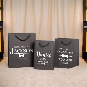 Sacola de presente personalizada para padrinhos, Sacola de presente para padrinhos, Presentes para padrinhos, Sacola de presente personalizada, Sacolas de presente para festa de casamento, Lembrancinhas de casamento