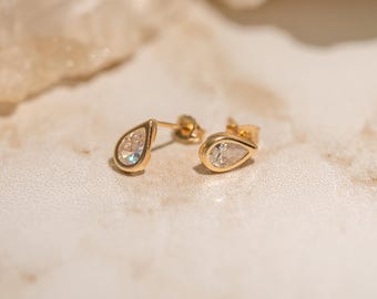 Handmade 9ct Yellow Gold White Cubic Zirconia Teardrop Stud