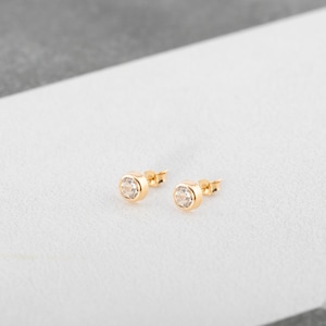 Handgemaakte 9 kt geelgouden oorknopjes van 5 mm witte zirkonia rubover - tijdloze elegantie, klaar voor cadeaus