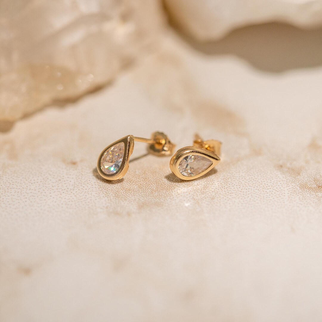 Handmade 9ct Yellow Gold White Cubic Zirconia Teardrop Stud