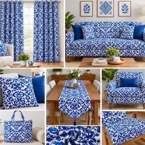 Op de afbeelding: Een collectie huistextiel met een blauw-wit damastpatroon, waaronder gordijnen, een bankhoes, sierkussens, een tafelloper, een draagtas en stoelkussens, die allemaal een consistent ingewikkeld bloemmotief vertonen.