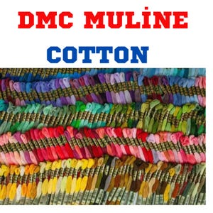 Könnte beinhalten: Eine Sammlung von DMC Mouline Cotton Stickgarn in verschiedenen Farben. Das Bild zeigt Garnrollen in Blau-, Lila-, Grün-, Rosa-, Rot-, Gelb- und Brauntönen. Der Text "DMC MULINE COTTON" ist oben zu sehen.