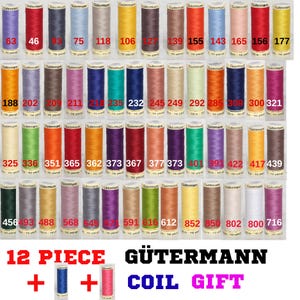 Könnte beinhalten: Eine Sammlung farbiger Gütermann-Garnrollen, jede mit einer Nummer versehen. Das Bild enthält eine Grafik "12 PIECE COIL GIFT" mit zusätzlichen Garnrollen. Die Garne sind in verschiedenen Farben, darunter Rot, Blau, Gelb und Grün.