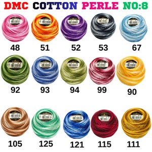 以下が含まれることがあります： ピンク、オレンジ、紫、黒、青、緑、赤、黄色など、さまざまな色のDMCコットンパールNo.8の糸玉のコレクション。各ボールには、48、51、52、53などの番号が付けられています。