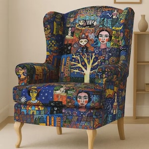 Puede incluir: Sillón orejero con un patrón vibrante y colorido que presenta rostros, edificios y árboles ilustrados. La silla tiene un respaldo alto, brazos curvos y patas de madera de color claro. El diseño general es artístico y llamativo.