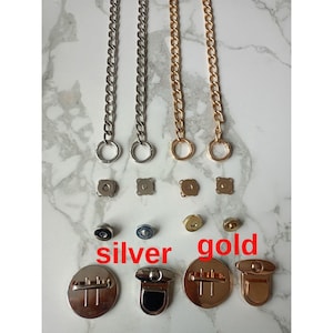 Può includere: Assortimento di accessori per borse color argento e oro, tra cui tracolle a catena, chiusure magnetiche e chiusure a fibbia. L'immagine mostra varie forme e dimensioni di componenti metallici, ideali per la creazione o la riparazione di borse e accessori.