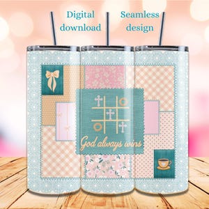 Puede incluir: Un juego de tres vasos aislados de acero inoxidable con un diseño de patchwork. El diseño incluye un cuadrado turquesa con un juego de tres en raya y el texto "God always wins". Otros parches presentan lazos, estampados florales y una taza de café.