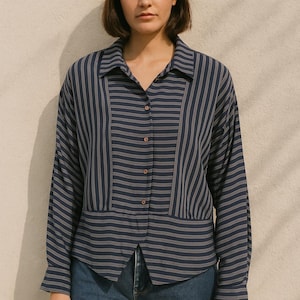 Vintage gestreifte Bluse von Atakol Größe 42 in Marine und Grau-Tönen Knopf vorne Falten Detail lange Ärmel, asymmetrisches Shirt mit Saum