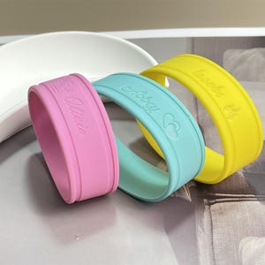 Fascette per biberon in silicone personalizzate per neonati, regalo di compleanno ideale per bambini, etichette per biberon incise per lei, etichetta per biberon personalizzata per lui
