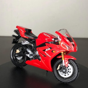 Triumph Daytona 675 Diecast Motorcycle Figurine | Licensed Model | Movable Handlebars | Rotating Wheels | Collector’s Gift for Biker