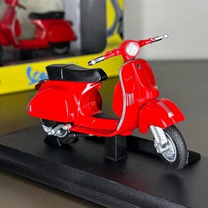 Vespa PX 2016, échelle 1:18, scooter rouge moulé sous pression, cadeau pour motards, miniature de collection, Vespa en métal, cadeau pour les amateurs de scooter