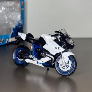 Maisto BMW HP2 1:18 Diecast Racing Motorcycle | Super Sport Collectible Model | Gift for Bikers, Husbands, Friends & Kids