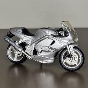 Maisto Triumph Daytona 955i 1:18 Diecast Motorcycle | Sportbike Collectible | Gift for Bikers, Husbands & Kids
